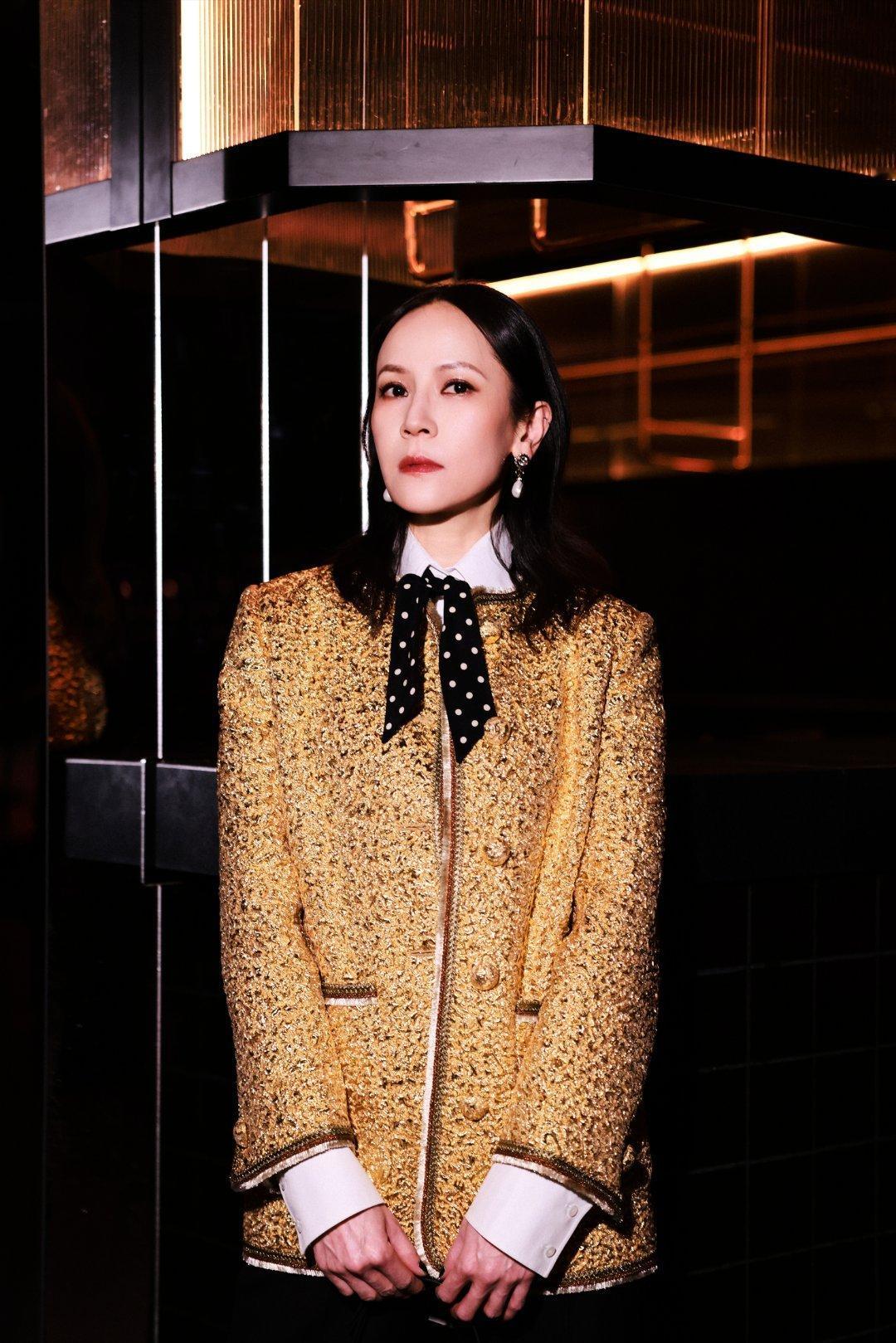 杨乃文时尚女爵的含金量杨乃文金色西装适配度鎏金肌理衬冷艳轮廓，简约搭配勾勒飒爽气