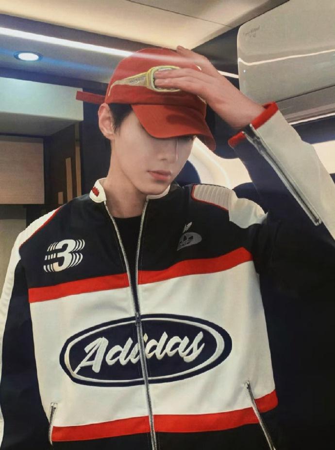 穿搭小能手@何与 最新随拍来袭！镜头前随性一摆，酷帅气质尽显，氛围感瞬间拿捏~[