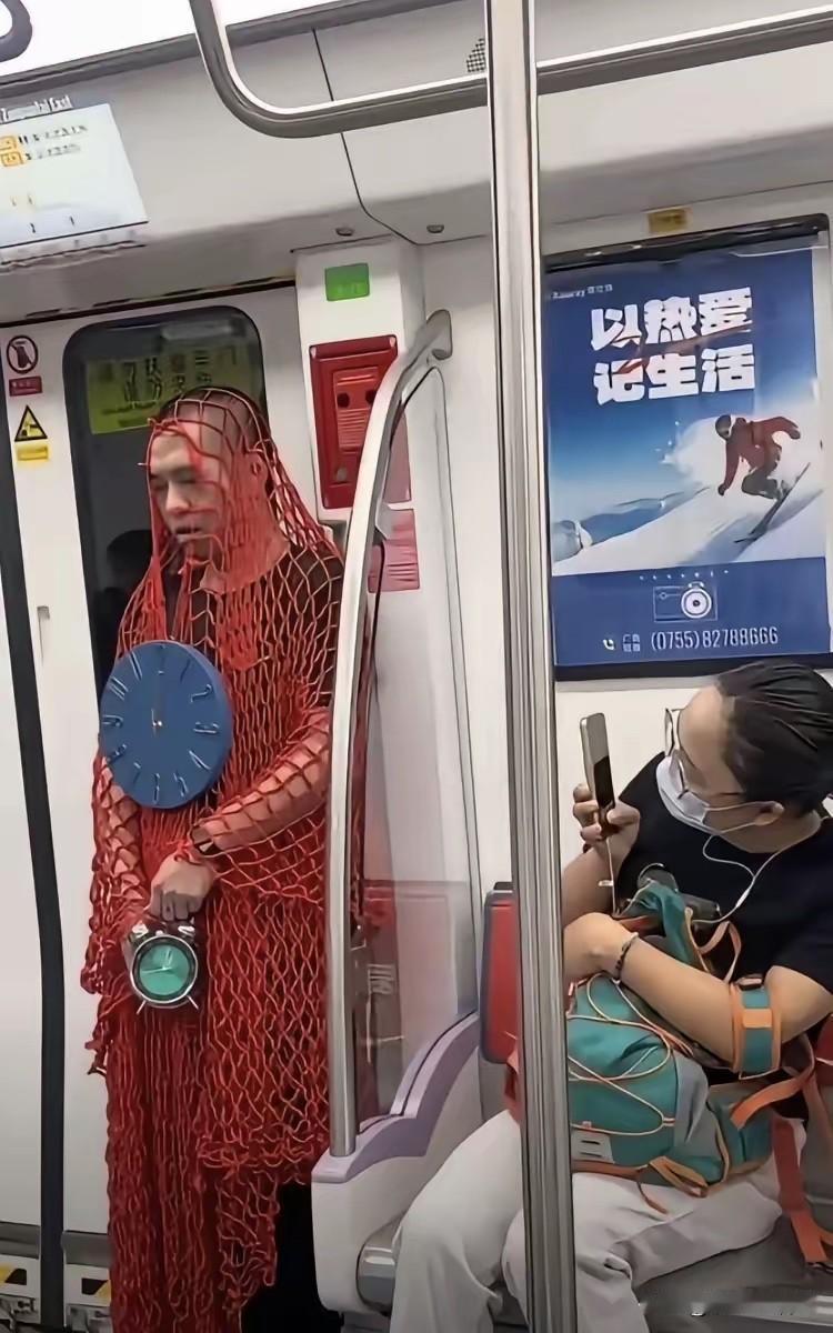 这个男人没事吧，穿着渔网出门[捂脸]