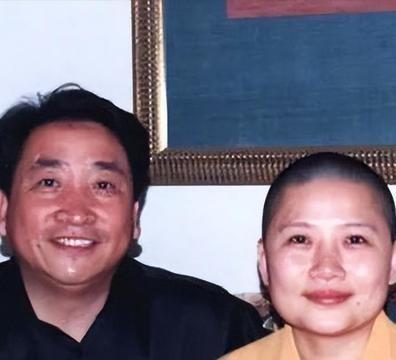 知名歌手李娜在事业巅峰时突然选择出家，这一决定让很多人感到不解。她为何放弃繁华的