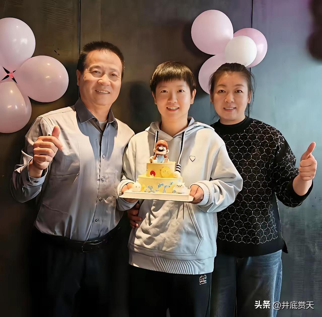 有人说：有莎莎这样的女儿，父母做梦都会笑醒！
你信不？
反正我信，换做是我，哪一