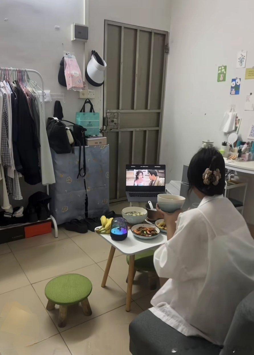 打工女孩出租屋的独居生活，每个人都不容易。 