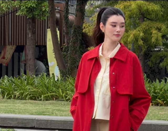 奚梦瑶不愧是超模，穿红衣踩长靴美成焦点，腿长一米八、气场高级