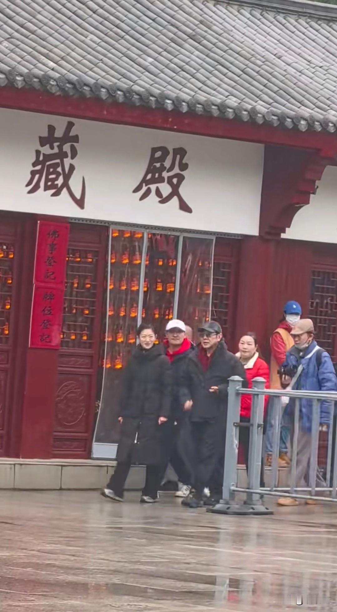 李连杰现身九华山
一身老年人打扮
路人镜头下就很真实
并没有返老还童
今年他开通