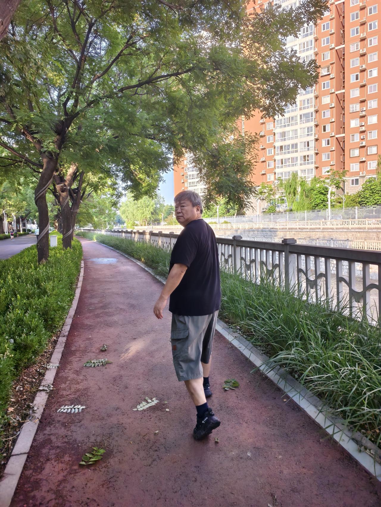 北京雨后早晨，空气挺好，气温适宜，适合锻炼。
​与太座下楼步行三公里，平均配速1
