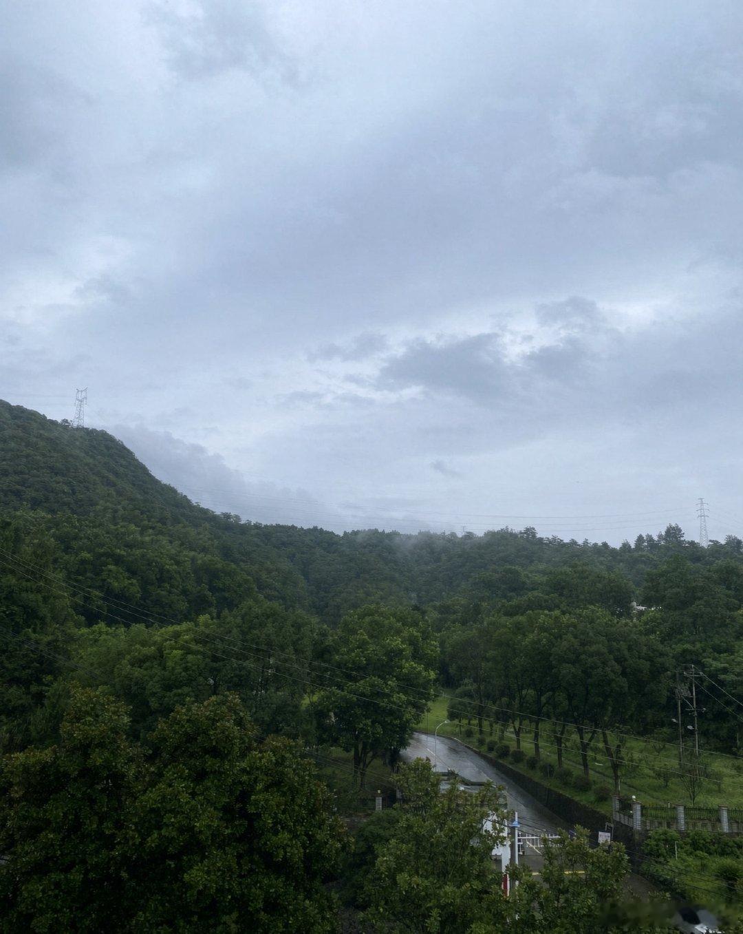 来，听听雨声，让眼睛也放松一下 