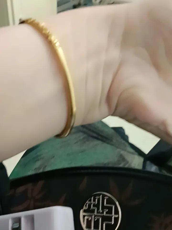 只听说过人犯花痴，
没听说过人犯黄金痴。

最近迷恋上了购黄金，
二十万的存款被