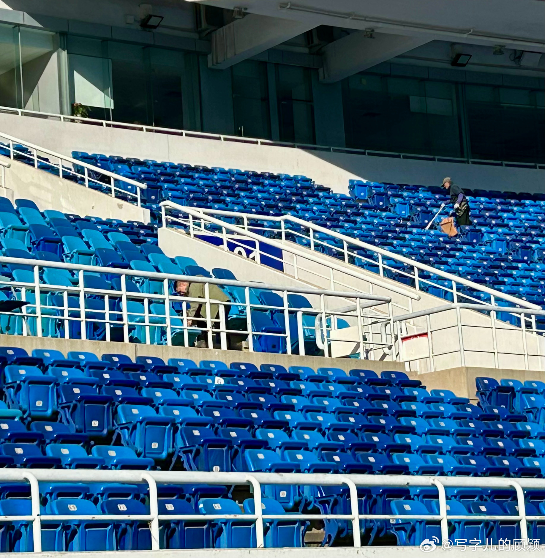 对于某些人网络中的言行嘴脸，只能用鄙视、恶心来形容感受，其他也就没啥可聊了，因为