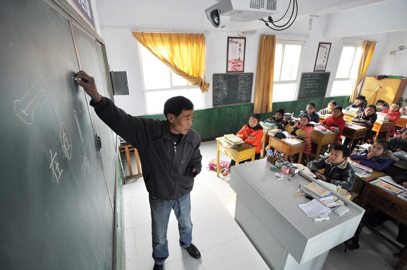 这几个原因人工智能永远无法取代老师：
1．情感交流
人与人之间的交流是需要通过表