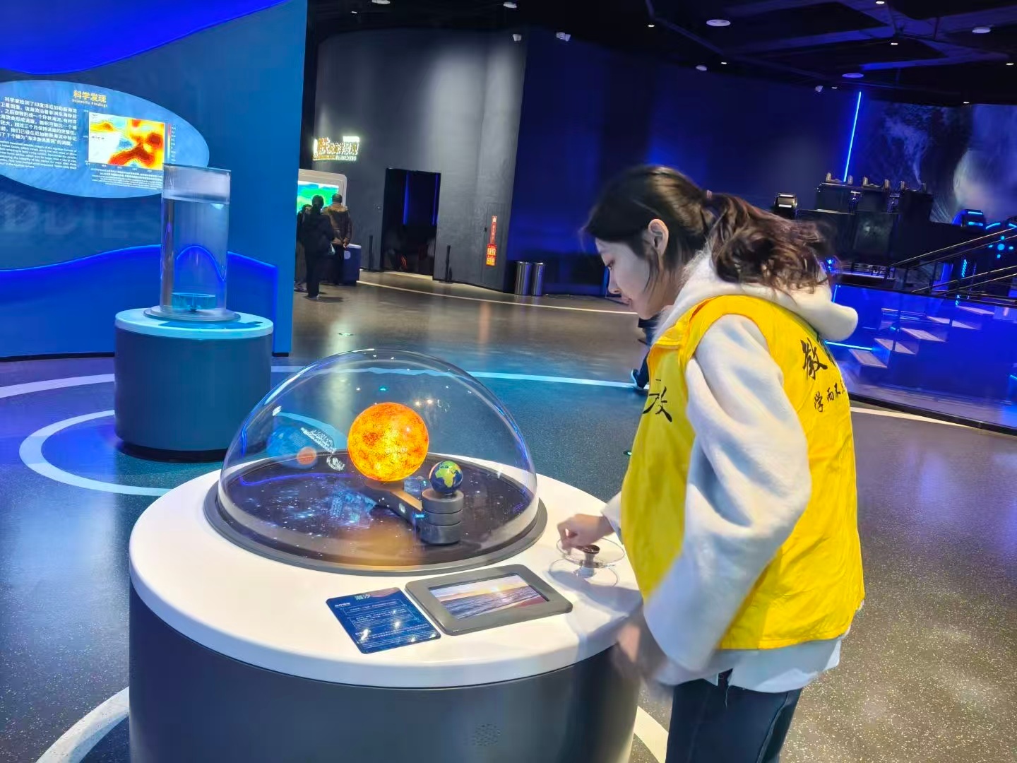 秦岭笑谈 【探索科学奥秘，启迪创新思维】为激发青少年对科学的好奇心与探索欲，2月