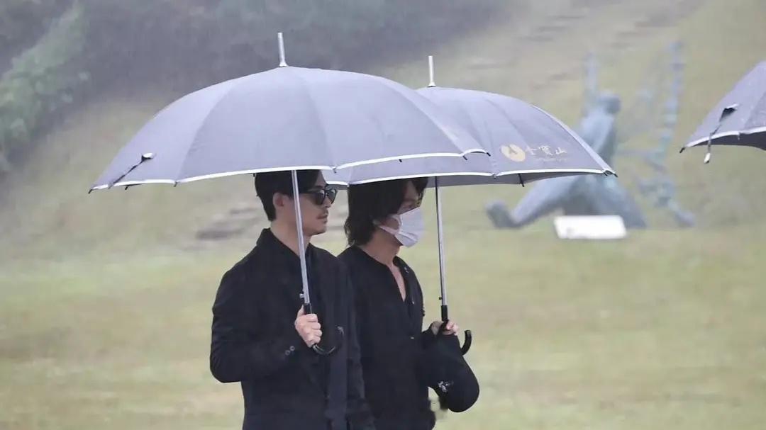 周渝民 言承旭现身大S纪念雕像揭幕仪式有时还是不敢相信她居然已经走了，具俊晔也在