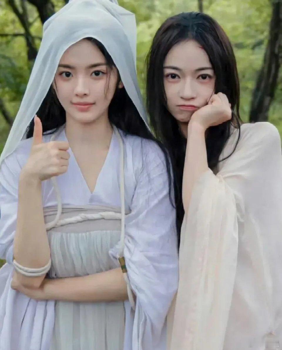 以前不明白为什么杨超越她被夸神颜，直到合照。。。 ​​​