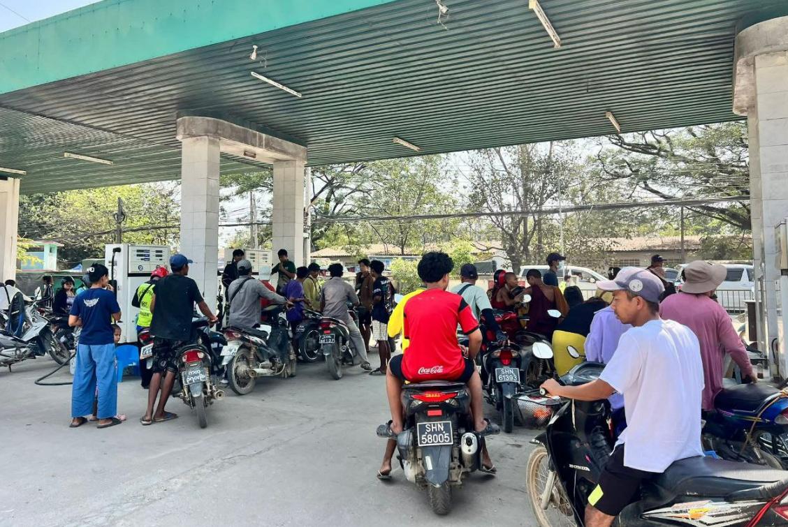 缅甸军政府强调目前不缺油！

缅甸政府一再强调燃油足够，民众不要惊慌，但是排队加