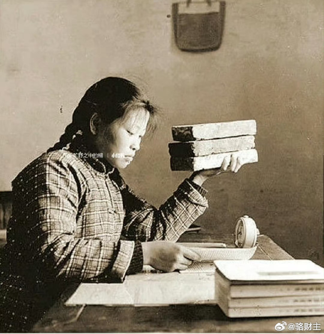 1960年代的乡村小学，放学后的教室里还留着粉笔灰的味道。梳着麻花辫的女教师，为