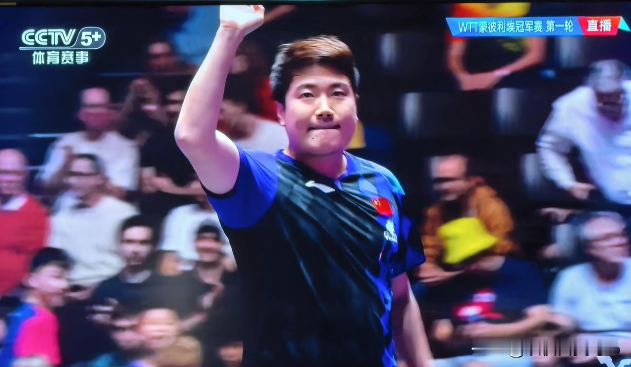 谁也没料到两个人之间的平衡被第二局7:7平时的梁靖崑两个逆旋转发球打破。从此开始