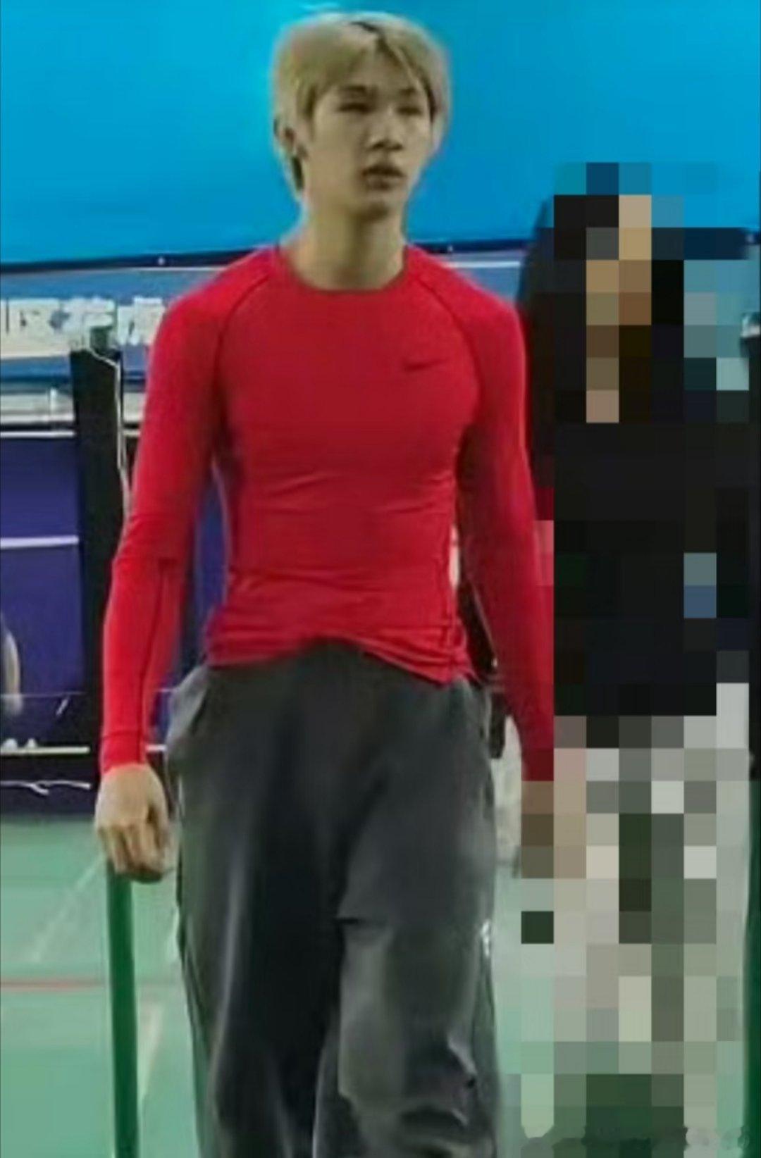 荣梓杉脏话有吃瓜姐妹想看我评价荣梓杉，我只想说他咋长这样啊？现在看来，他说的话做