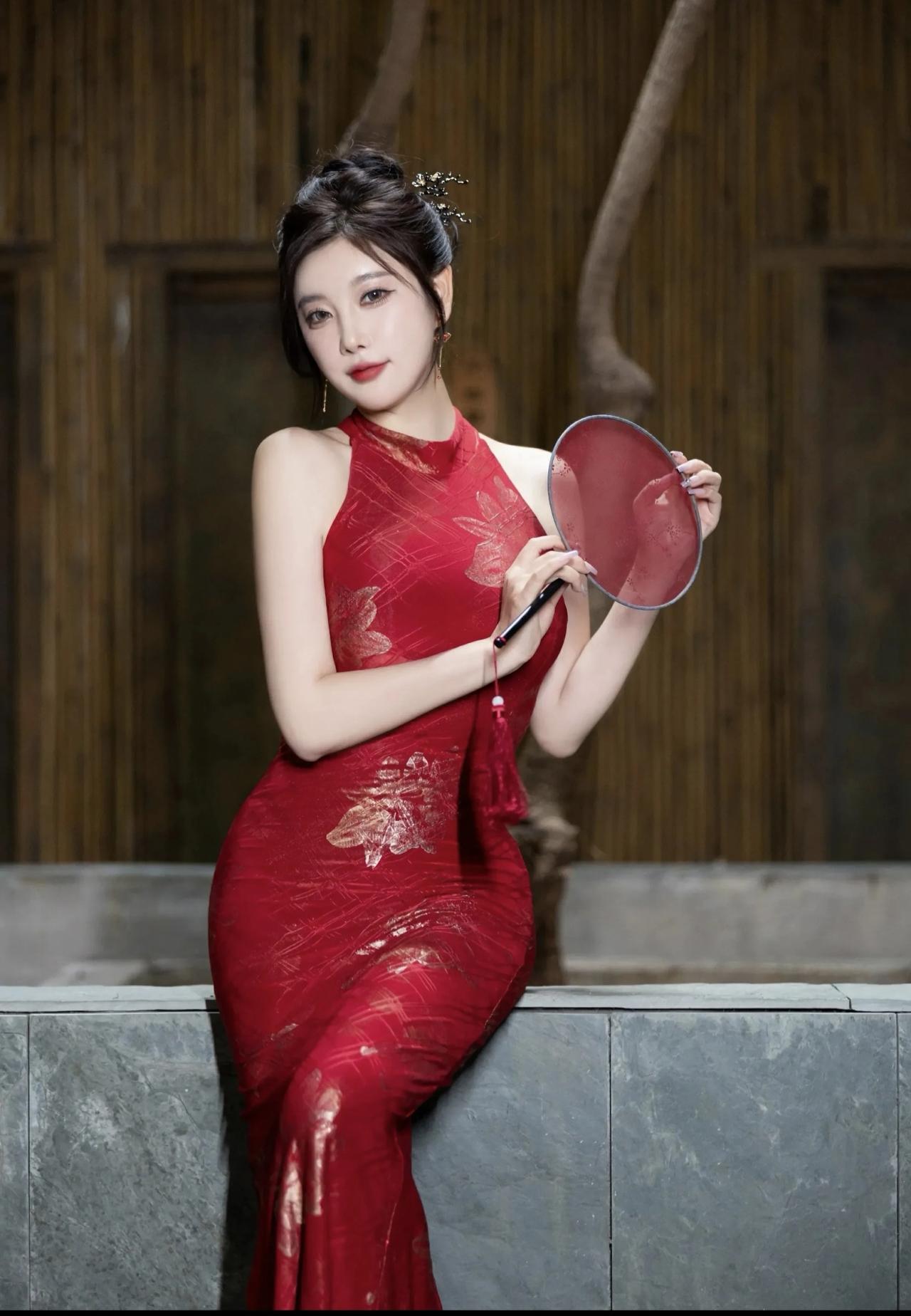 怎样把旗袍穿出高级感杨晨晨的气质太绝了！一身挂脖红旗袍，烫金花纹衬得身材曲线超好