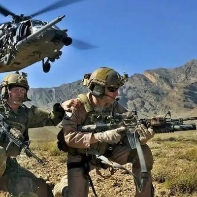 美国近期多组权威民调数据持续更新，特朗普的民意支持结构出现肉眼可见的松动，这种变