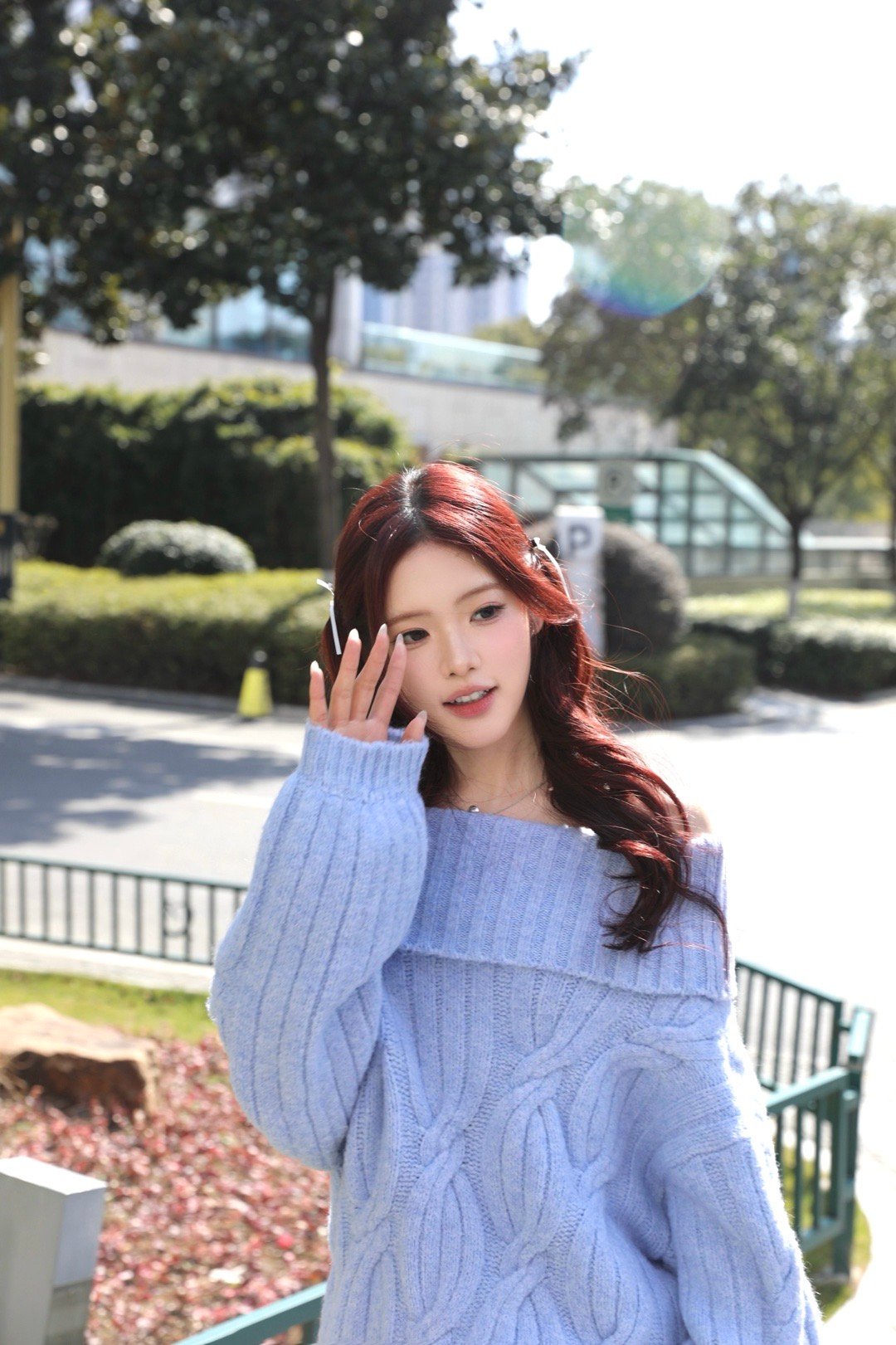 朱朱复刻怦然初look回归 梦回那个夏天！朱朱录制怦然心动冬季观察室，头戴标志性