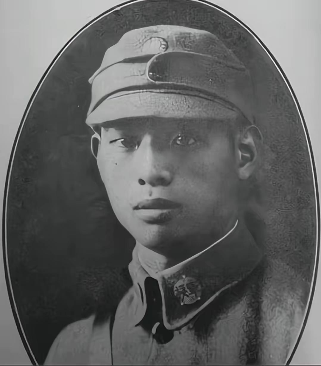 1939 年，国军营长被日军包围。师长发报让他突围并承诺接应，营长回电：“日军太