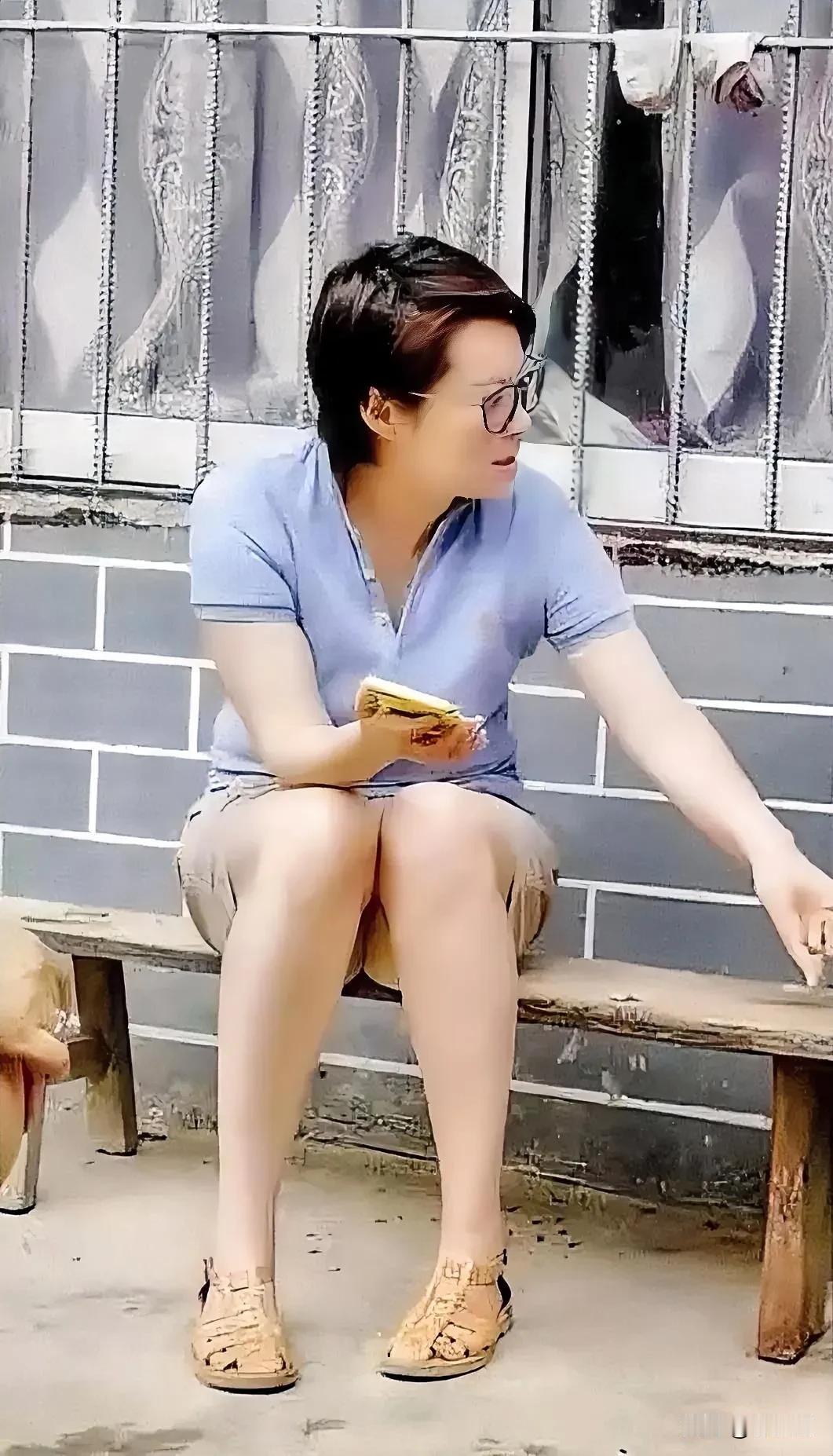 袁立回老家时，刻意去除城市生活中的精致装扮，全身上下一件首饰都没戴，就连穿着也是