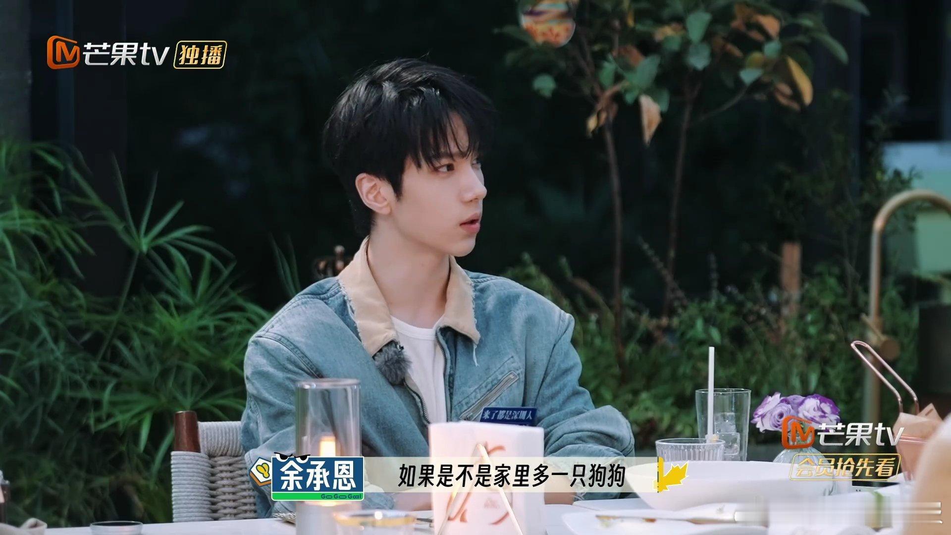 小狗人生的二分之一都在等主人回家 你就宠ta吧 谁懂啊，出门前看它歪着头送你，回