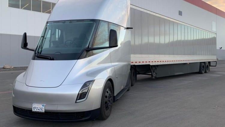 【特斯拉电动卡车 Semi 时隔 9 年正式量产 最大续航 800 公里】
特斯
