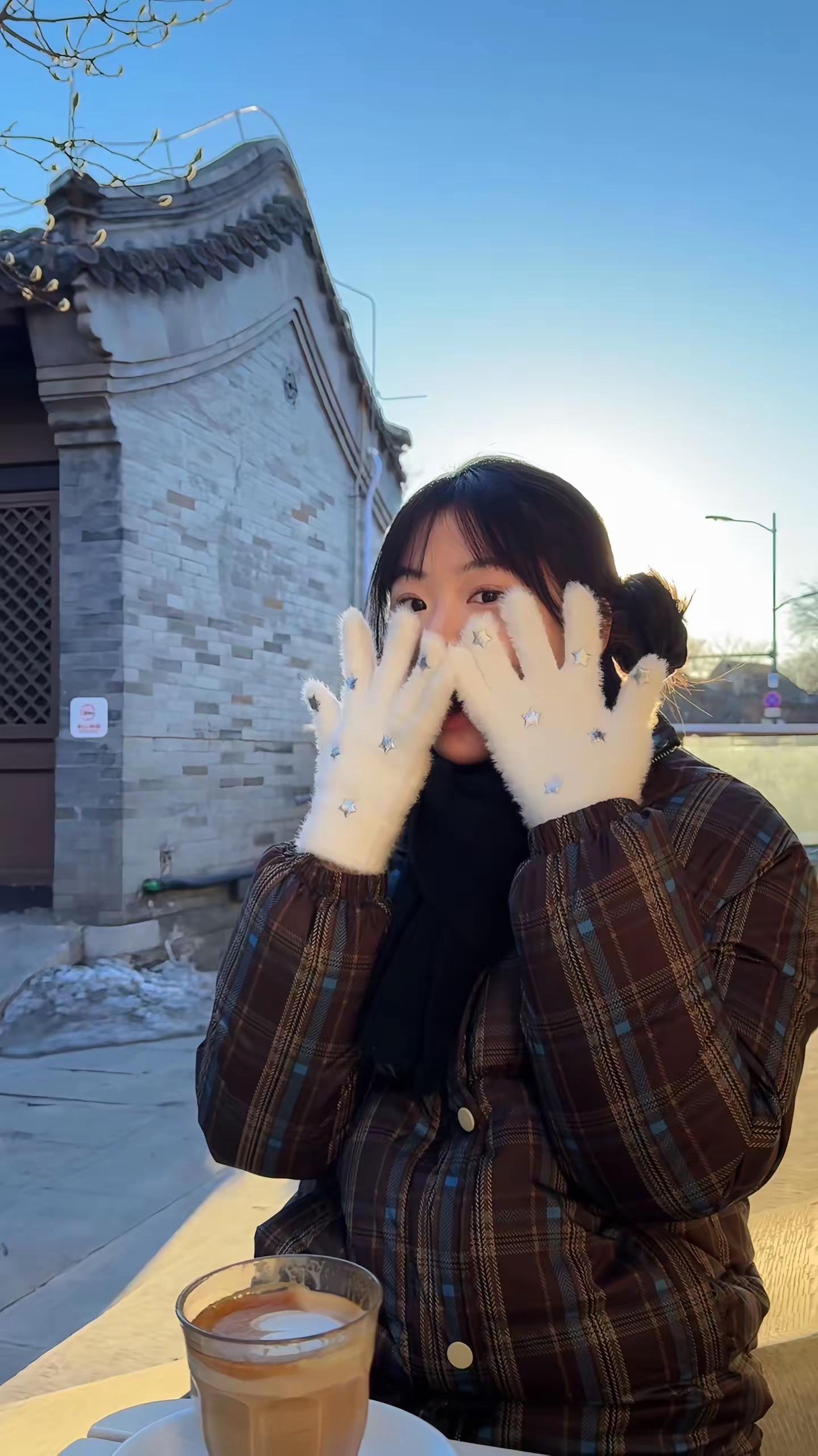 等到了冬天 我们就去北京故宫当格格 去环球穿魔法 袍 吃涮肉 烤鸭 最...