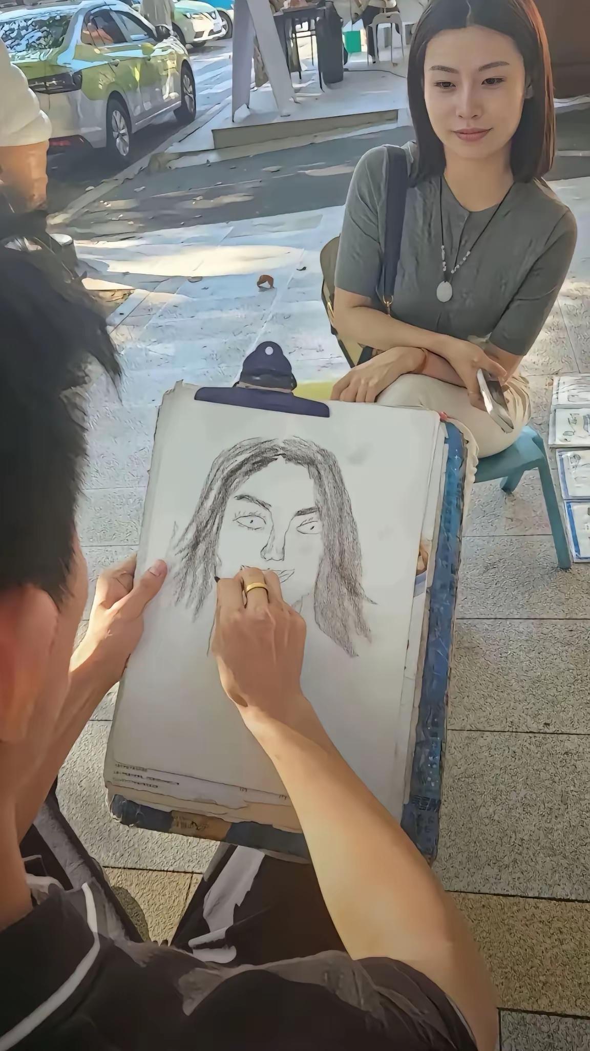 小伙子
你这素描能挣着钱吗？[不看]