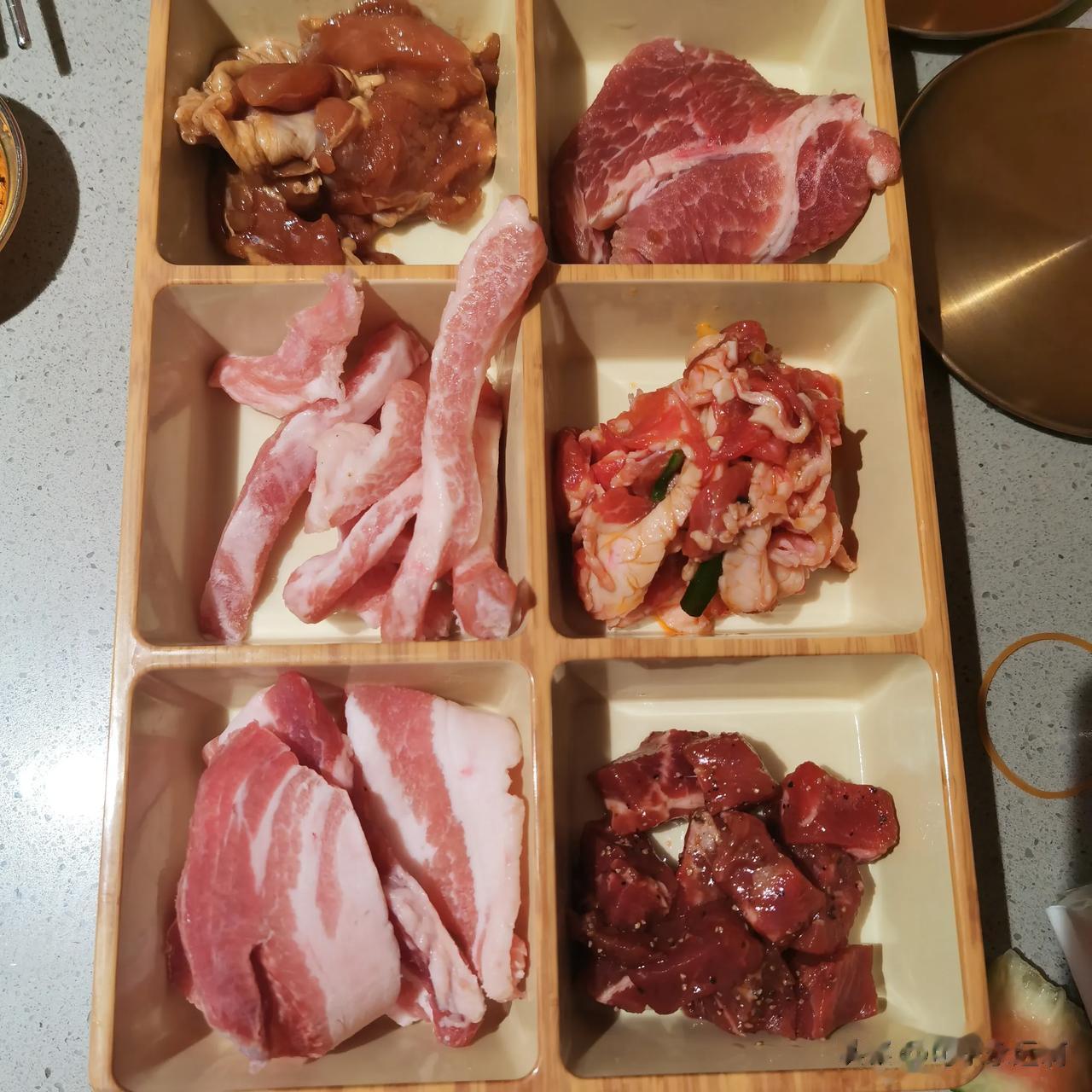  
精选的五花肉架在炭火上，三两分钟你就能听到滋滋声响、油脂滴落，肉香四溢~好了