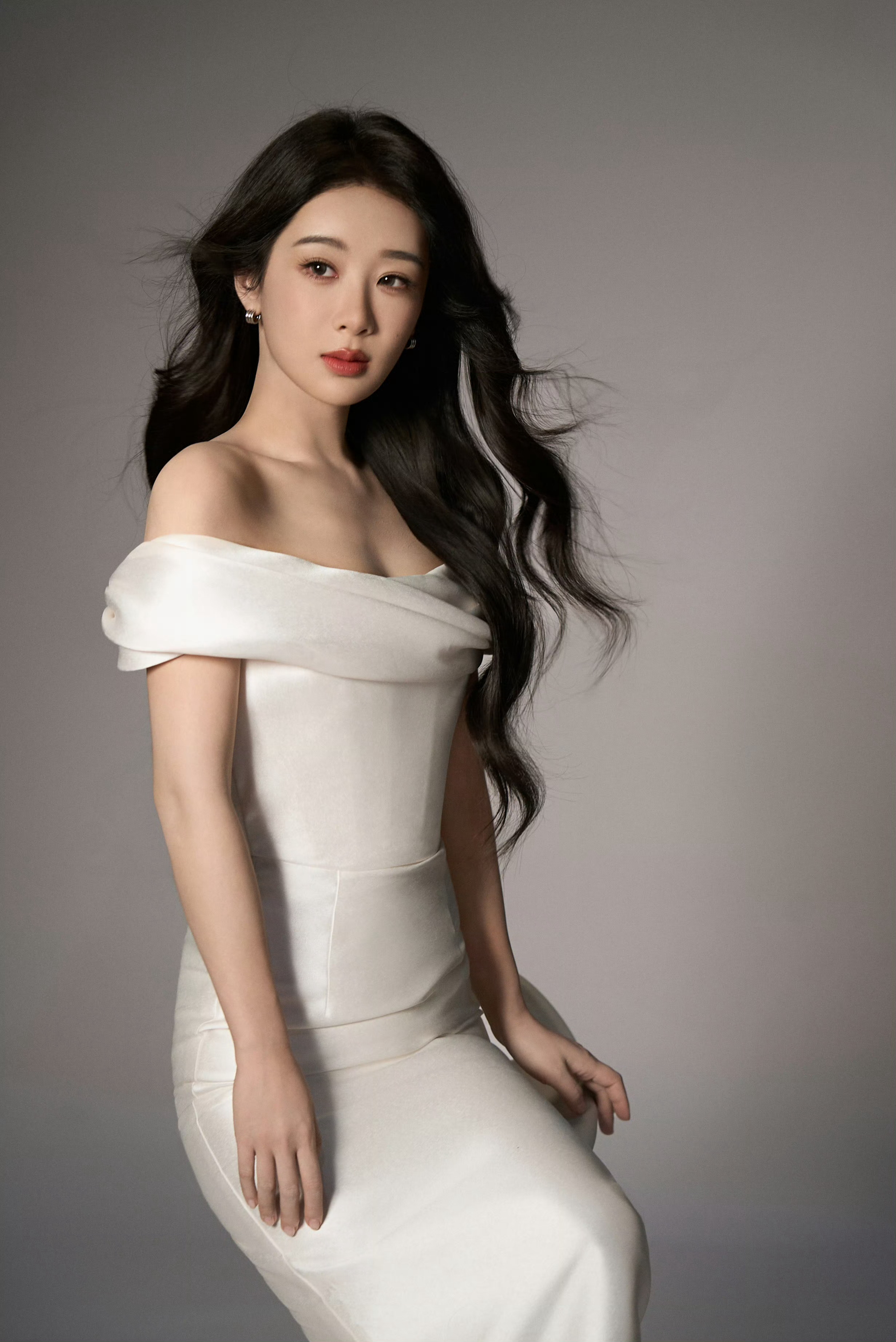 杨紫上镜脸天生适配镜头的一张脸✨无惧高清直出，流畅的面部轮廓，细腻通透的皮肤，死