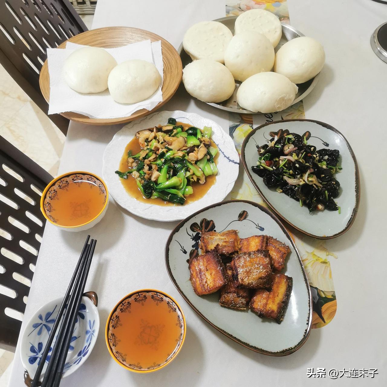 今天8月10日周一，
昨天晚上发点面，
放在冰箱里，
今天早上蒸几个馒头。

过