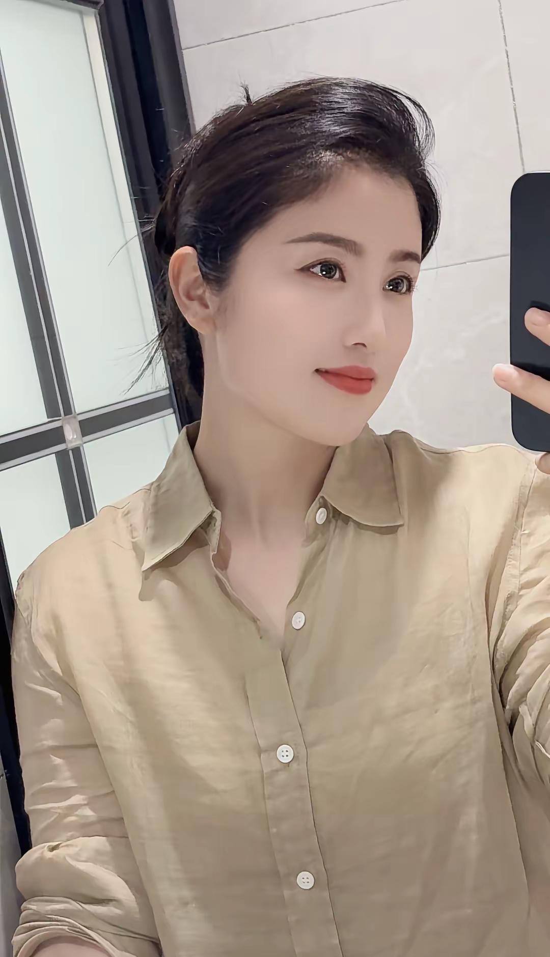 四十岁后，稚嫩退场，成熟登场。即便皱纹爬满眼角，各有风姿，何惧时光。岁月不仅给了