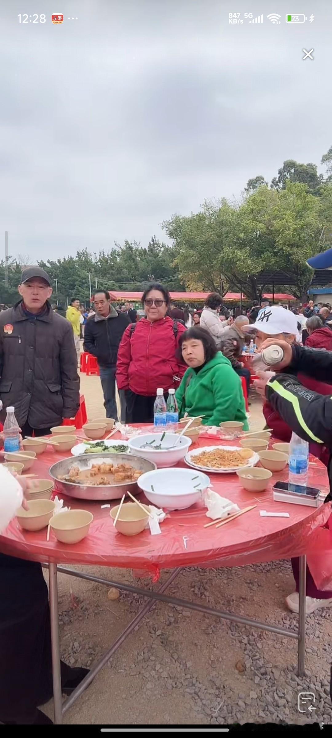 珠海大叔骑车3天赴罗定杀猪宴！这场千人流水席到底有多疯？
 
广东罗定这场杀猪宴