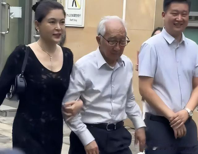 身高165的祁艳怎么看起来都比丈夫靳尚谊高一些呢？感觉祁艳是越来越有气质了，女王