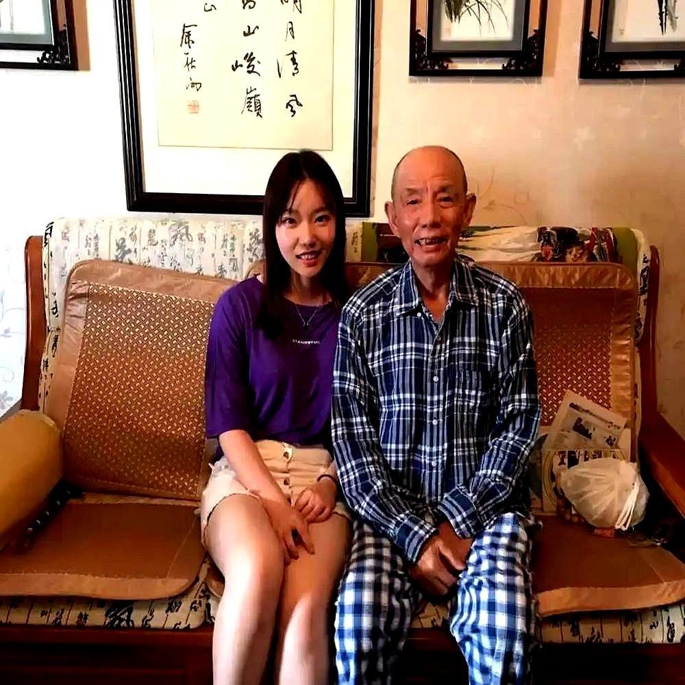 告别会上，继女哭得撕心裂肺，亲生女儿却在主持仪式，向来宾致谢。

89岁的魏宗万
