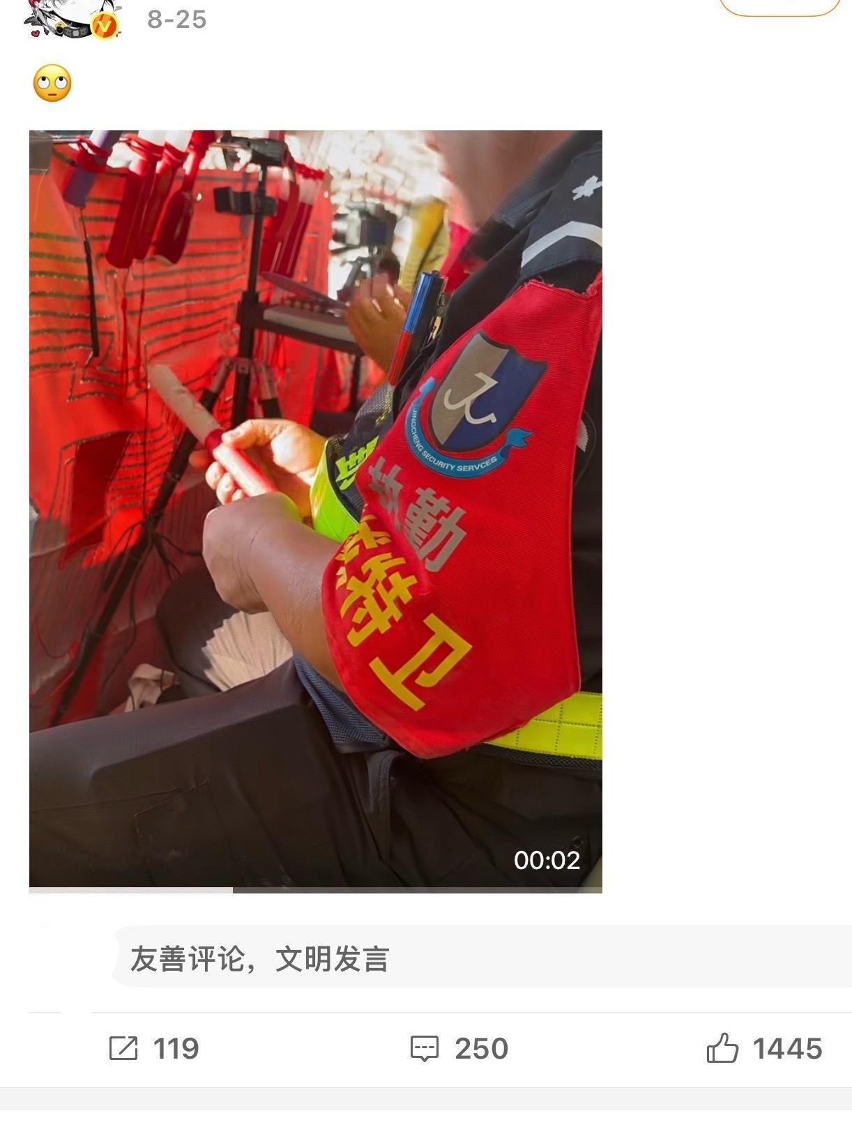 一个老人 一个执勤保安 看着已经50多岁了 对这些小孩玩意比较好奇 拿起来看了两
