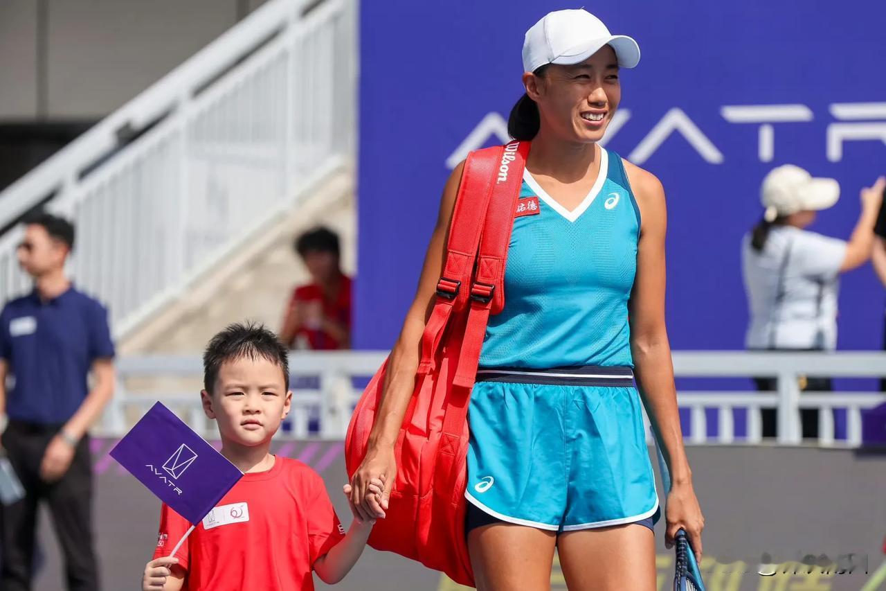 今天中国网坛双喜临门，继郑钦文获得WTA500东京单打冠军，张帅/西尼亚科娃WT