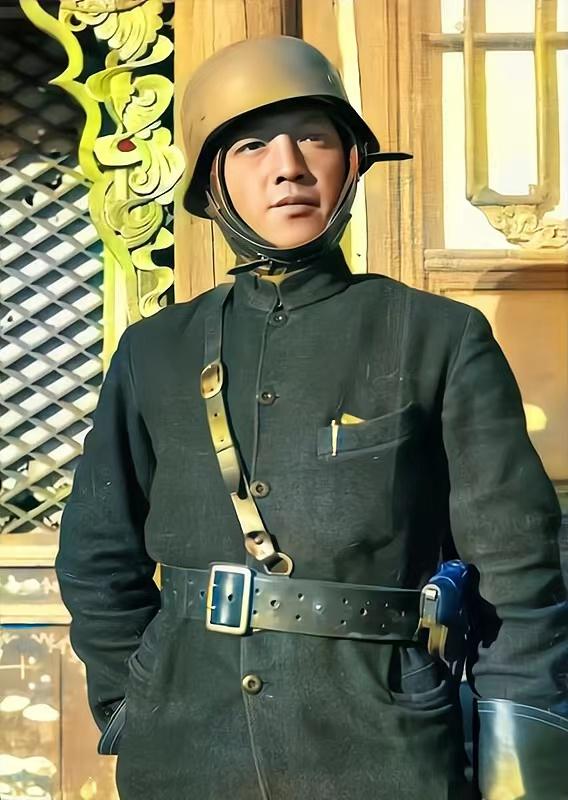 照片中的这位帅哥，估计很少有人认识，他叫方大曾，是一位著名的摄影师和记者。

他