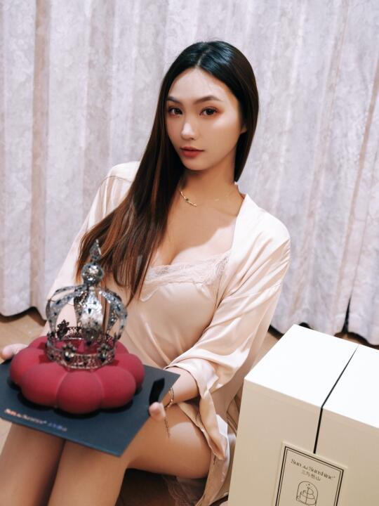 请大家暂停一下手头的工作恭喜一下这位女士