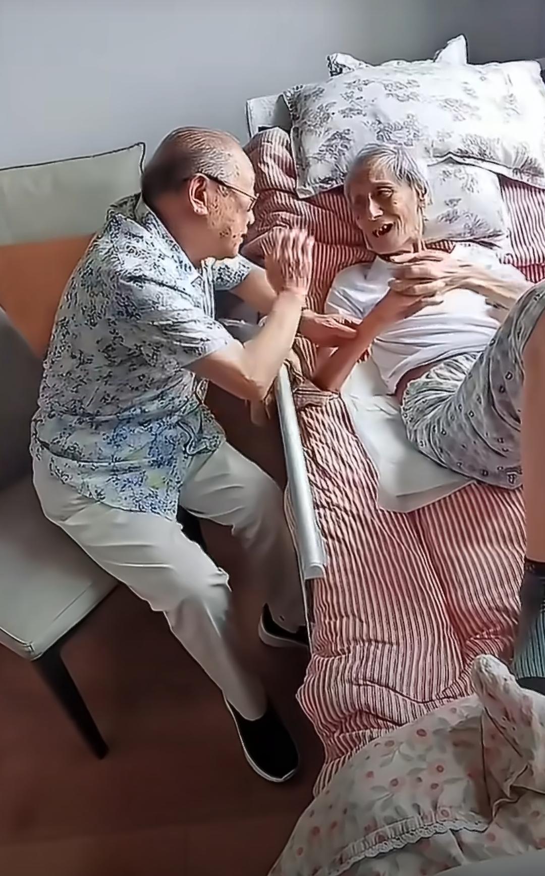 后来听说摔了一跤，身体状况不好，我还想着情况怎么样？
没想到再听到消息就是已经去