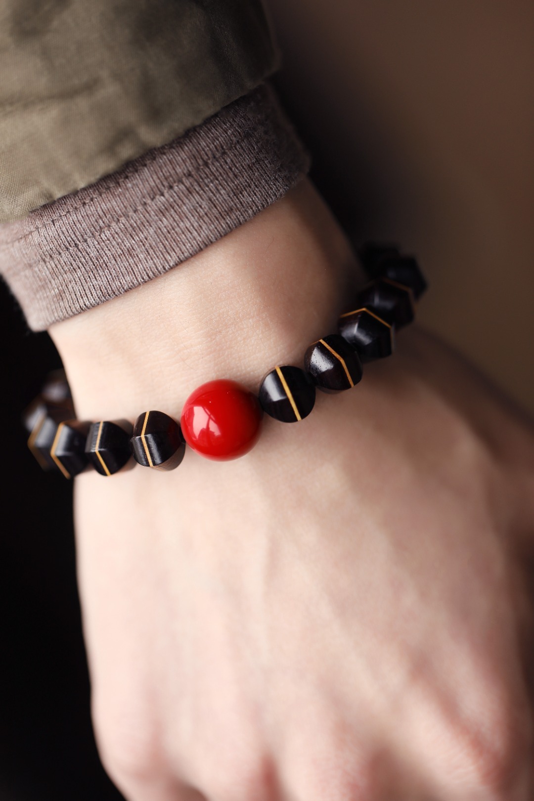 紫光檀嵌黄杨木【香然】12mm原创设计，款式新颖；色调深沉，木质坚硬致密，腕间环