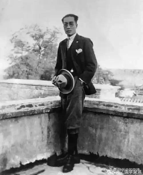 1955年南通中学，“老实本分”的刘老师，竟是周总理亲批通缉的头号特务！
 
1