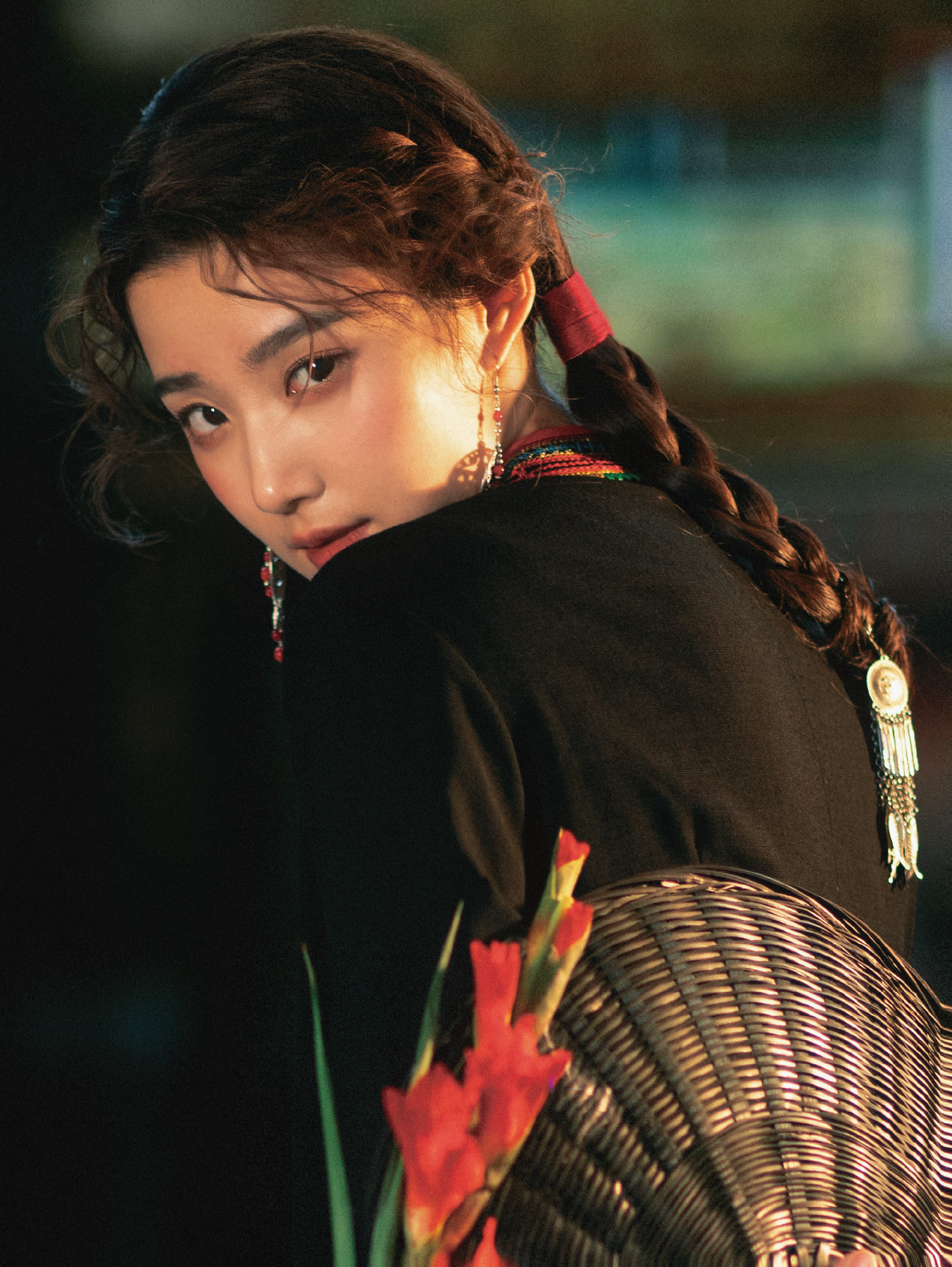 卢昱晓畲族服饰写真卢昱晓畲族造型 此女就是如此权威 