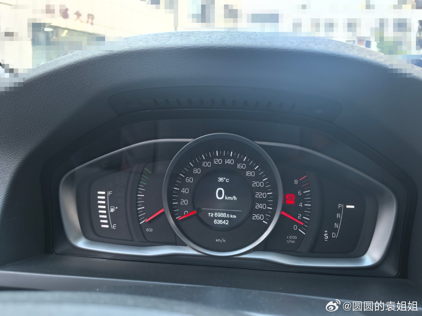 今天外出回来车停在大厅外边坝子上车里的温度已经超过35度了真的烫屁股看来还是不能
