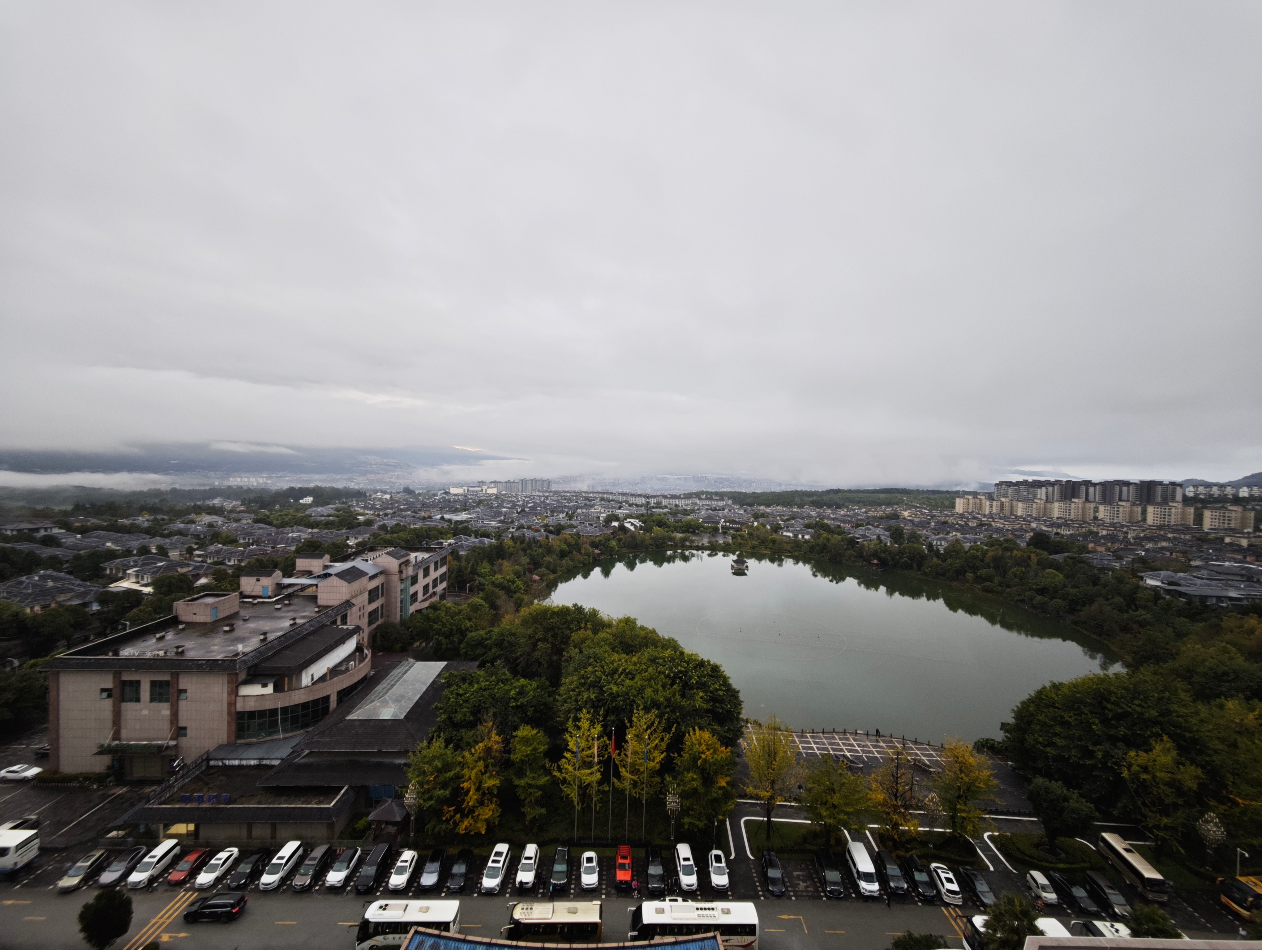 俺第三次来腾冲了，这次来路上一共用了两天时间，昨晚到的还在下雨，今早雨停了，环境