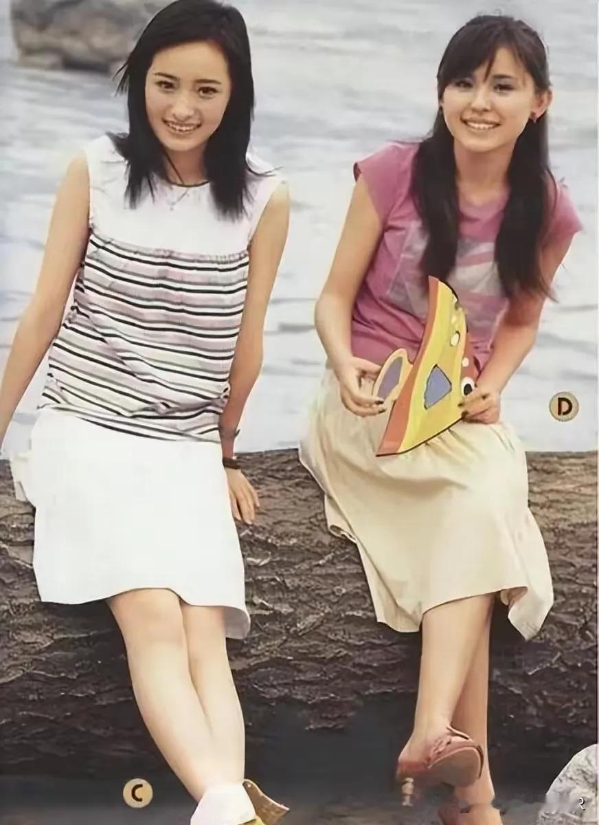 杨幂那时好年轻哦，她身旁的热依扎也太稚嫩了吧，青春那，是那样的青涩。