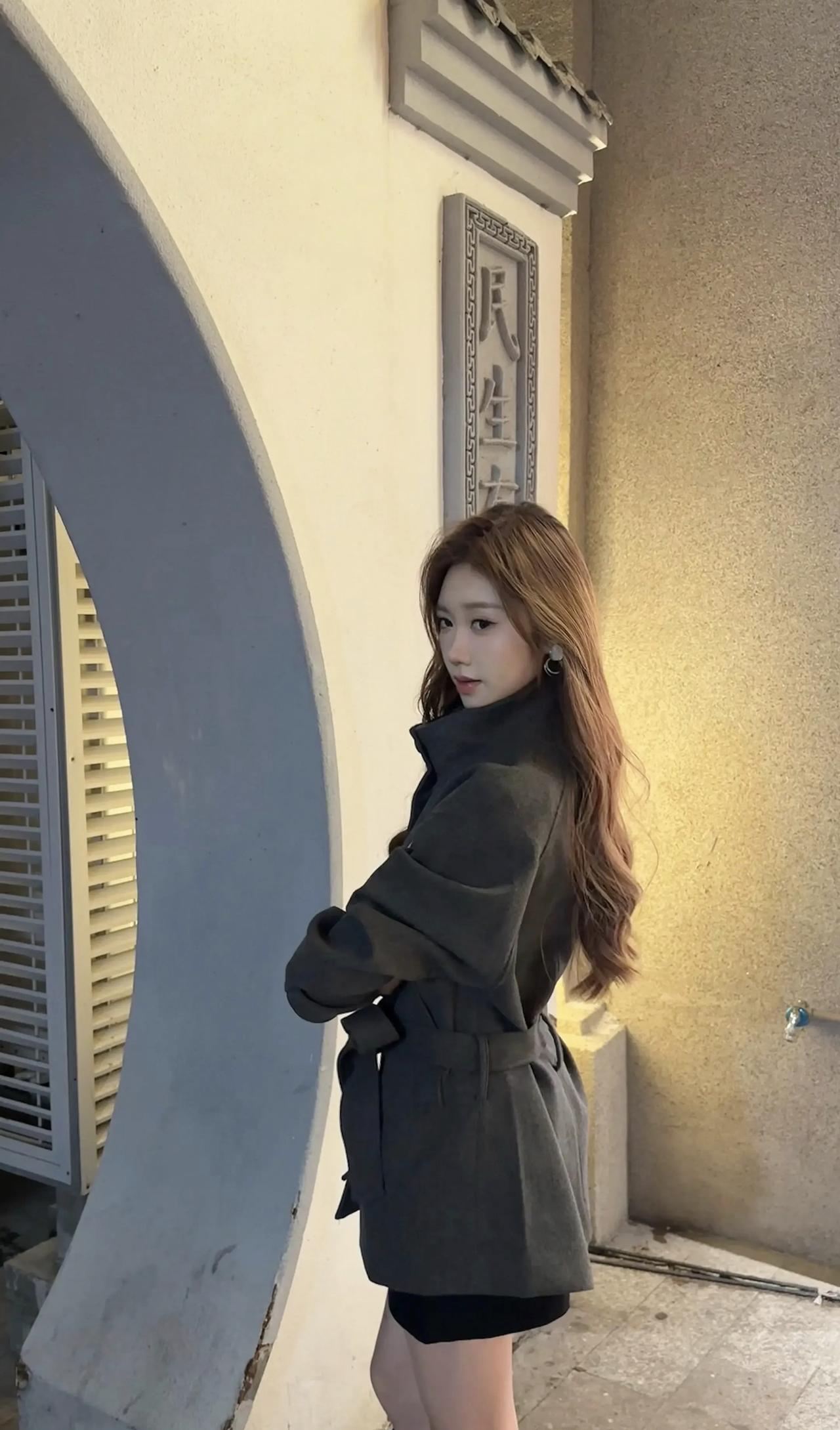 灰调大衣裹住初冬的冷意，老建筑的拱门藏着不经意的氛围感，风一吹，连影子都带着温柔