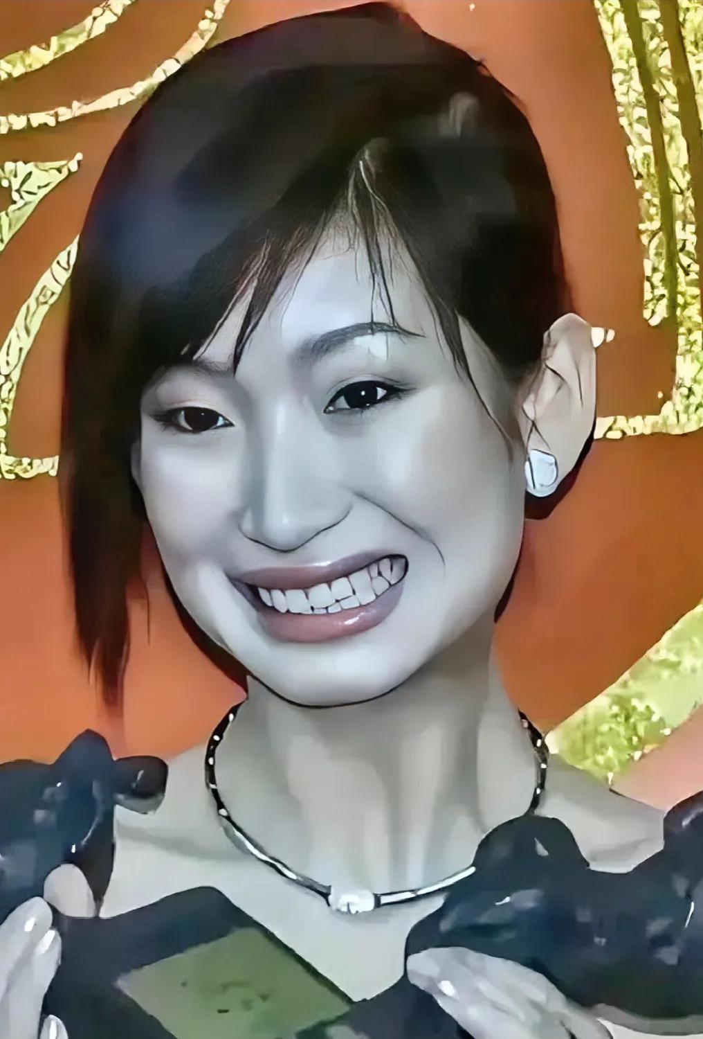 不露痕迹的呀，网友说他如何做到y美不露痕迹的呀……个人感觉哈 她可能牙齿脸型调了