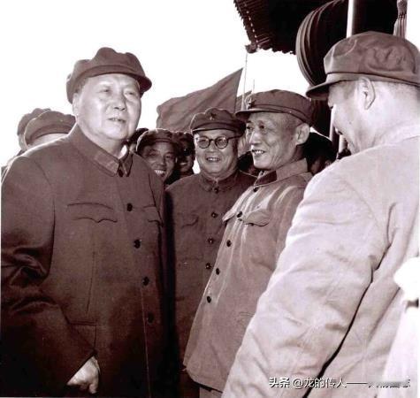 1967年国庆毛主席在天安门城楼上